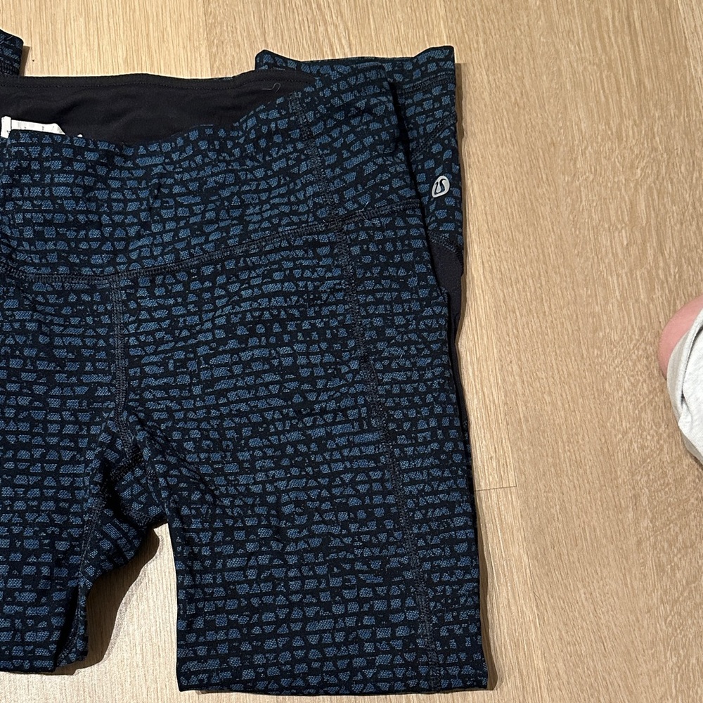 Lululemon Black & Blue Tortoise Leggings w pockets (rare)